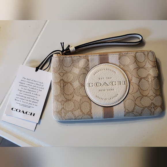 NWT COACH DEMPSEY LARGE CORNER ZIP WRISTLET SIGNATURE JACQUARD STRIPES & PATCH - Picture 7 of 13